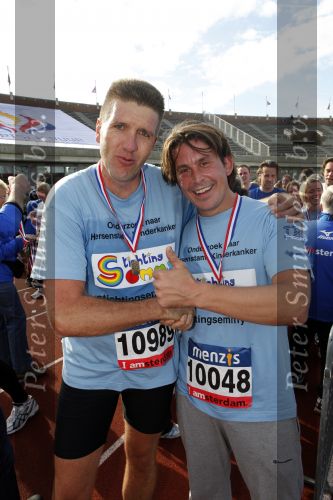 Amsterdam 18 oktober 2009
Wendy v Dijk geeft het startschot van de 7.5 km van Menzis bij de amsterdam marathon. Er wordt gelopen voor de stichting Semmy.
 Wendy is 4 en een halve maand zwanger. Haar broer Mike loopt ook mee alsmede Lodewijk Hoekstra.
Peter Smulders bv
