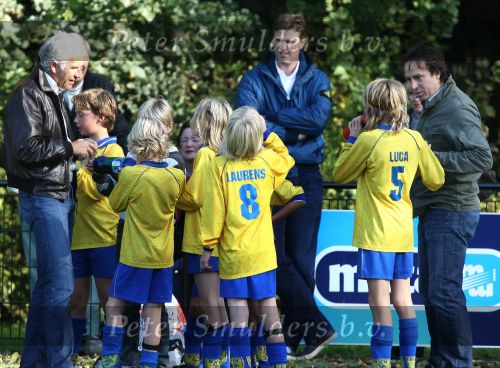 Blaricum, 17 Oktober 2009
Marco Borsato zijn zoontje Luca Borsato speelt met BVV 31 E2 tegen Zuidvogel E4, eindstand 4-7
Foto Peter Smulders BV