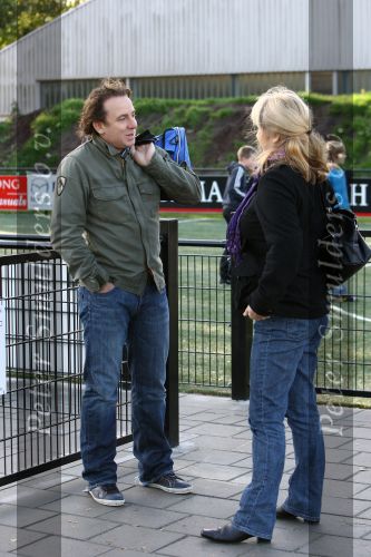 Blaricum, 17 Oktober 2009
Marco Borsato zijn zoontje Luca Borsato speelt met BVV 31 E2 tegen Zuidvogel E4, eindstand 4-7
Marco in gesprek met Karin Riethoven
Foto Peter Smulders BV