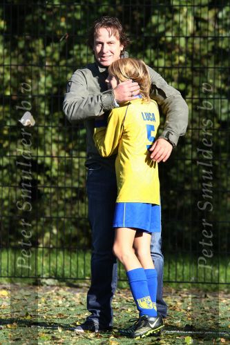 Blaricum, 17 Oktober 2009
Marco Borsato zijn zoontje Luca Borsato speelt met BVV 31 E2 tegen Zuidvogel E4, eindstand 4-7
Foto Peter Smulders BV