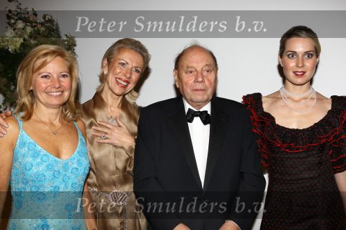 Maastricht, 23 Oktober 2009 Afscheid van het artiestenvak en 60e verjaardag Marjon Lambriks
Marjon samen met haar dochter Caroline, Leon Lommaert en zijn dochter
Foto Peter Smulders BV