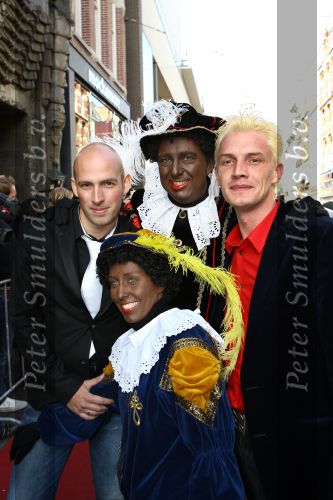 Amsterdam, 4 Oktober 2009
Premiere in Tuschinski, Nederlandse speelfilm:
Sinterklaas en de verdwenen pakjesboot
Martijn v Nellestijn met Erik Jan Slot
Foto Peter Smulders