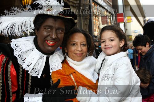 Amsterdam, 4 Oktober 2009
Premiere in Tuschinski, Nederlandse speelfilm:
Sinterklaas en de verdwenen pakjesboot
Maureen du Toit met dochter
Foto Peter Smulders