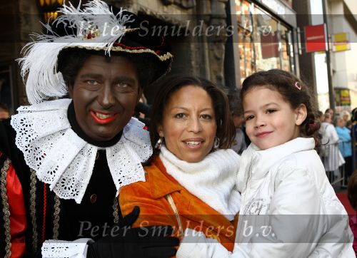 Amsterdam, 4 Oktober 2009
Premiere in Tuschinski, Nederlandse speelfilm:
Sinterklaas en de verdwenen pakjesboot
Maureen du Toit met dochter
Foto Peter Smulders
