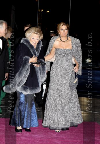 Den Haag 28 oktober 2009
Prinses Maxima Prins Willem Alexander Koningin Beatrix Prins Laurentien en Prins Constantijn bij opening Holland festival in Lucent danstheater.
Peter Smulders bv