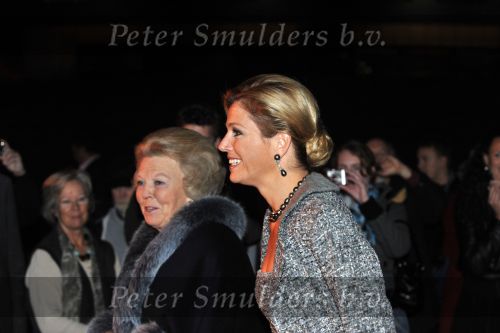 Den Haag 28 oktober 2009
Prinses Maxima Prins Willem Alexander Koningin Beatrix Prins Laurentien en Prins Constantijn bij opening Holland festival in Lucent danstheater.
Peter Smulders bv