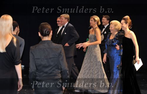 Den Haag 28 oktober 2009
Prinses Maxima Prins Willem Alexander Koningin Beatrix Prins Laurentien en Prins Constantijn bij opening Holland festival in Lucent danstheater.
Peter Smulders bv