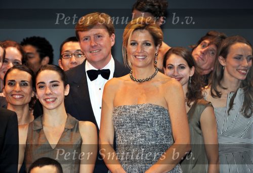 Den Haag 28 oktober 2009
Prinses Maxima Prins Willem Alexander Koningin Beatrix Prins Laurentien en Prins Constantijn bij opening Holland festival in Lucent danstheater.
Peter Smulders bv