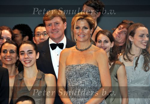 Den Haag 28 oktober 2009
Prinses Maxima Prins Willem Alexander Koningin Beatrix Prins Laurentien en Prins Constantijn bij opening Holland festival in Lucent danstheater.
Peter Smulders bv