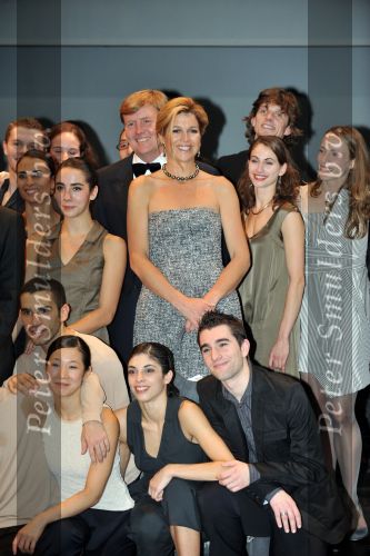 Den Haag 28 oktober 2009
Prinses Maxima Prins Willem Alexander Koningin Beatrix Prins Laurentien en Prins Constantijn bij opening Holland festival in Lucent danstheater.
Peter Smulders bv