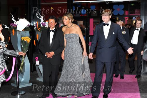Den Haag 28 oktober 2009
Prinses Maxima Prins Willem Alexander Koningin Beatrix Prins Laurentien en Prins Constantijn bij opening Holland festival in Lucent danstheater.
Peter Smulders bv