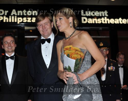 Den Haag 28 oktober 2009
Prinses Maxima Prins Willem Alexander Koningin Beatrix Prins Laurentien en Prins Constantijn bij opening Holland festival in Lucent danstheater.
Peter Smulders bv