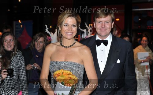 Den Haag 28 oktober 2009
Prinses Maxima Prins Willem Alexander Koningin Beatrix Prins Laurentien en Prins Constantijn bij opening Holland festival in Lucent danstheater.
Peter Smulders bv