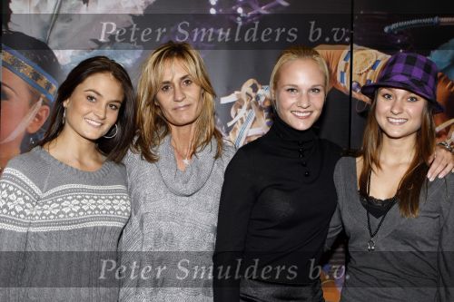 Rotterdam 25 oktober 2009
Premiere Holiday on ice in ahoy. Melody Kimberly en Stephanie Klaver met hun moeder
Peter Smulders bv