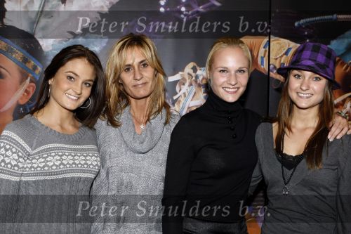Rotterdam 25 oktober 2009
Premiere Holiday on ice in ahoy. Melody Kimberly en Stephanie Klaver met hun moeder
Peter Smulders bv