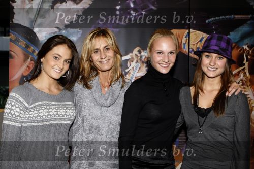 Rotterdam 25 oktober 2009
Premiere Holiday on ice in ahoy. Melody Kimberly en Stephanie Klaver met hun moeder
Peter Smulders bv