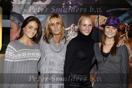 Rotterdam 25 oktober 2009
Premiere Holiday on ice in ahoy. Melody Kimberly en Stephanie Klaver met hun moeder
Peter Smulders bv