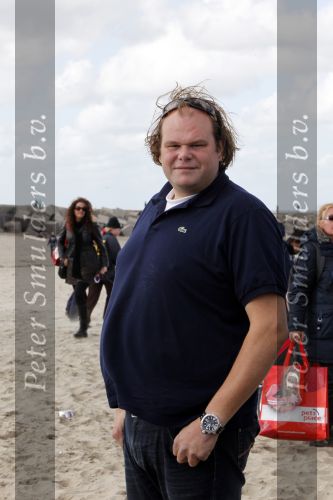 Scheveningen 4 oktober 2009
Bridget Maasland organiseert dogwalk op het strand van Scheveningen.
Ruim 300 honden liepen mee met hun baasjes. Menno Kohler 62 kg afgevallen
Peter Smulders bv