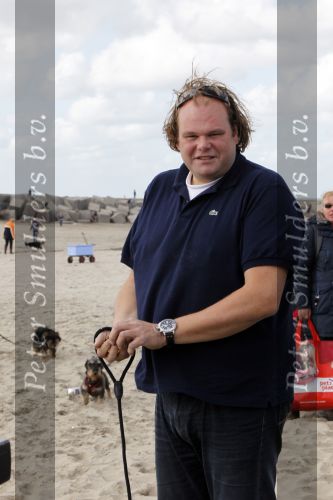 Scheveningen 4 oktober 2009
Bridget Maasland organiseert dogwalk op het strand van Scheveningen.
Ruim 300 honden liepen mee met hun baasjes. Menno Kohler 62 kg afgevallen
Peter Smulders bv