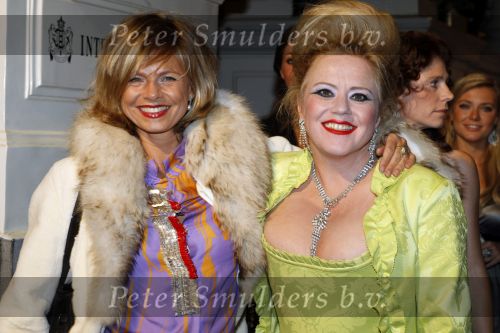 Amsterdam 29 oktober 2009
Beaumonde awards in het Amstel hotel. Mieke Stemerdink de gigantjes met een vriend
Peter Smulders bv