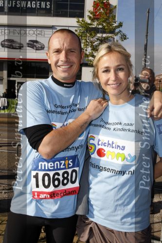Amsterdam 18 oktober 2009
Wendy v Dijk geeft het startschot van de 7.5 km van Menzis bij de amsterdam marathon. Er wordt gelopen voor de stichting Semmy.
 Wendy is 4 en een halve maand zwanger. Haar broer Mike loopt ook mee alsmede Lodewijk Hoekstra.
Peter Smulders bv