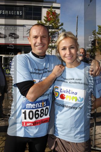 Amsterdam 18 oktober 2009
Wendy v Dijk geeft het startschot van de 7.5 km van Menzis bij de amsterdam marathon. Er wordt gelopen voor de stichting Semmy.
 Wendy is 4 en een halve maand zwanger. Haar broer Mike loopt ook mee alsmede Lodewijk Hoekstra.
Peter Smulders bv