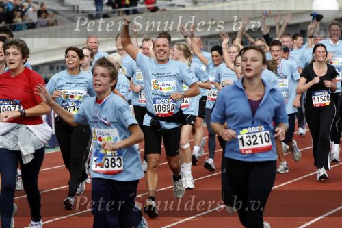 Amsterdam 18 oktober 2009
Wendy v Dijk geeft het startschot van de 7.5 km van Menzis bij de amsterdam marathon. Er wordt gelopen voor de stichting Semmy.
 Wendy is 4 en een halve maand zwanger. Haar broer Mike loopt ook mee alsmede Lodewijk Hoekstra.
Peter Smulders bv