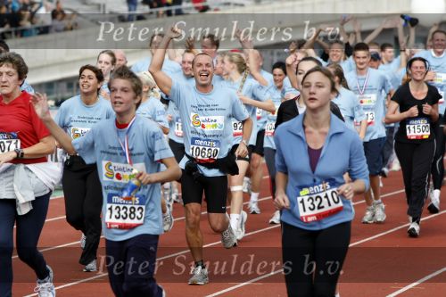 Amsterdam 18 oktober 2009
Wendy v Dijk geeft het startschot van de 7.5 km van Menzis bij de amsterdam marathon. Er wordt gelopen voor de stichting Semmy.
 Wendy is 4 en een halve maand zwanger. Haar broer Mike loopt ook mee alsmede Lodewijk Hoekstra.
Peter Smulders bv