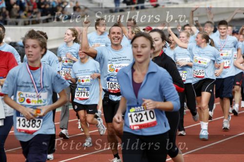 Amsterdam 18 oktober 2009
Wendy v Dijk geeft het startschot van de 7.5 km van Menzis bij de amsterdam marathon. Er wordt gelopen voor de stichting Semmy.
 Wendy is 4 en een halve maand zwanger. Haar broer Mike loopt ook mee alsmede Lodewijk Hoekstra.
Peter Smulders bv
