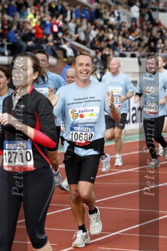 Amsterdam 18 oktober 2009
Wendy v Dijk geeft het startschot van de 7.5 km van Menzis bij de amsterdam marathon. Er wordt gelopen voor de stichting Semmy.
 Wendy is 4 en een halve maand zwanger. Haar broer Mike loopt ook mee alsmede Lodewijk Hoekstra.
Peter Smulders bv