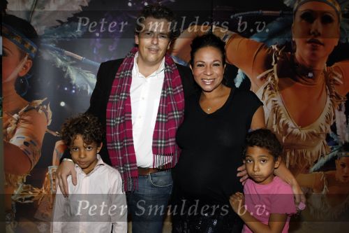 Rotterdam 25 oktober 2009
Premiere Holiday on ice in ahoy. Nurlaila Kareem zwanger met vriend en haar 2 kinderen
Peter Smulders bv