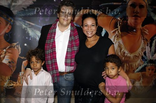 Rotterdam 25 oktober 2009
Premiere Holiday on ice in ahoy. Nurlaila Kareem zwanger met vriend en haar 2 kinderen
Peter Smulders bv