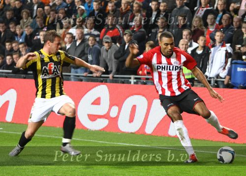 Eindhoven, 31 Oktober 2009
Kompetitiewedstrijd PSV-Vitesse, eindstand 1-0 Seizoen 2009/2010
Orlando Engelaar in duel met Nicky Hofs
Foto Junior Smulders