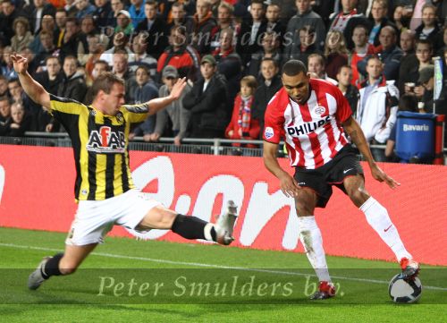 Eindhoven, 31 Oktober 2009
Kompetitiewedstrijd PSV-Vitesse, eindstand 1-0 Seizoen 2009/2010
Orlando Engelaar in duel met Nicky Hofs
Foto Junior Smulders