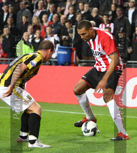 Eindhoven, 31 Oktober 2009
Kompetitiewedstrijd PSV-Vitesse, eindstand 1-0 Seizoen 2009/2010
Orlando Engelaar in duel met Nicky Hofs
Foto Junior Smulders
