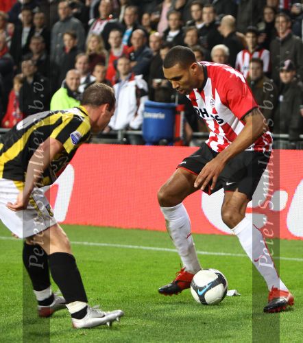 Eindhoven, 31 Oktober 2009
Kompetitiewedstrijd PSV-Vitesse, eindstand 1-0 Seizoen 2009/2010
Orlando Engelaar in duel met Nicky Hofs
Foto Junior Smulders