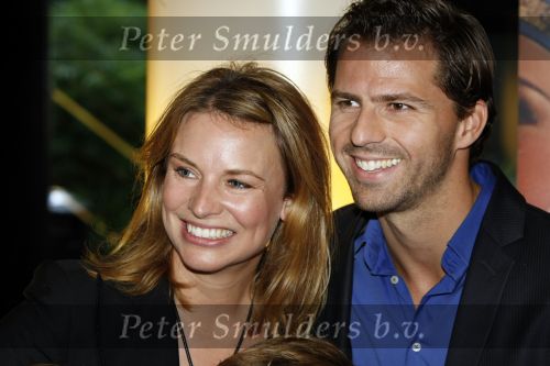 Rotterdam 25 oktober 2009
Premiere Holiday on ice in ahoy. Pernille la Lau met kinderen en nieuwe vriend
Peter Smulders bv