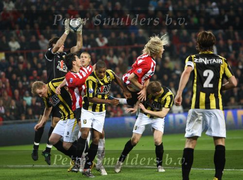 Eindhoven, 31 Oktober 2009
Kompetitiewedstrijd PSV-Vitesse, eindstand 1-0 Seizoen 2009/2010
Piet Velthuizen udel met Ola Toivonen
Foto Junior Smulders