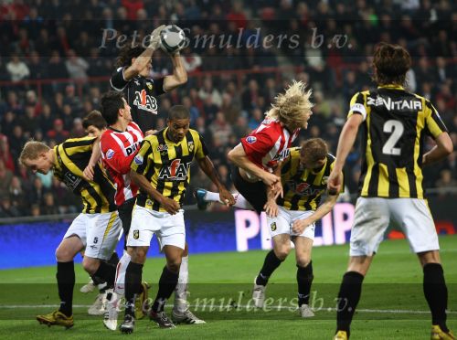 Eindhoven, 31 Oktober 2009
Kompetitiewedstrijd PSV-Vitesse, eindstand 1-0 Seizoen 2009/2010
Piet Velthuizen udel met Ola Toivonen
Foto Junior Smulders