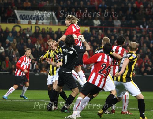 Eindhoven, 31 Oktober 2009
Kompetitiewedstrijd PSV-Vitesse, eindstand 1-0 Seizoen 2009/2010
Piet Velthuizen udel met Ola Toivonen
Foto Junior Smulders