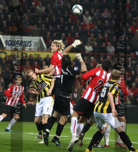 Eindhoven, 31 Oktober 2009
Kompetitiewedstrijd PSV-Vitesse, eindstand 1-0 Seizoen 2009/2010
Piet Velthuizen udel met Ola Toivonen
Foto Junior Smulders