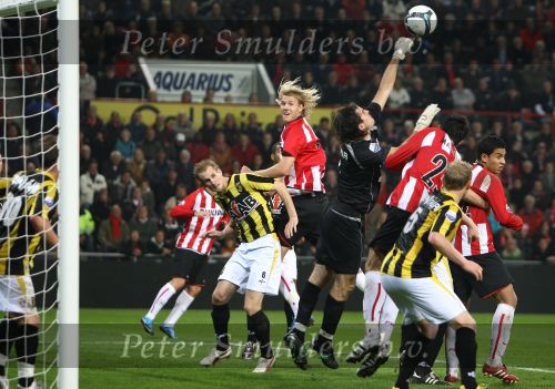 Eindhoven, 31 Oktober 2009
Kompetitiewedstrijd PSV-Vitesse, eindstand 1-0 Seizoen 2009/2010
Piet Velthuizen udel met Ola Toivonen
Foto Junior Smulders