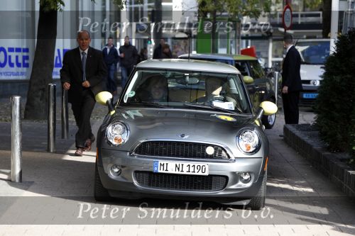 Rotterdam 28 oktober 2009
Prinses Laurentien Prins Constantijn en Prinses Irene arriveren in een electrische mini cooper bij bijeenkomst.
Peter Smulders bv
