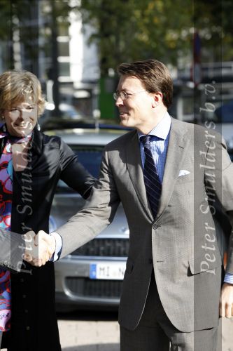 Rotterdam 28 oktober 2009
Prinses Laurentien Prins Constantijn en Prinses Irene arriveren in een electrische mini cooper bij bijeenkomst.
Peter Smulders bv