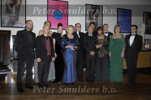 Den Haag 28 oktober 2009
Prinses Maxima Prins Willem Alexander Koningin Beatrix Prins Laurentien en Prins Constantijn bij opening Holland festival in Lucent danstheater.
Peter Smulders bv