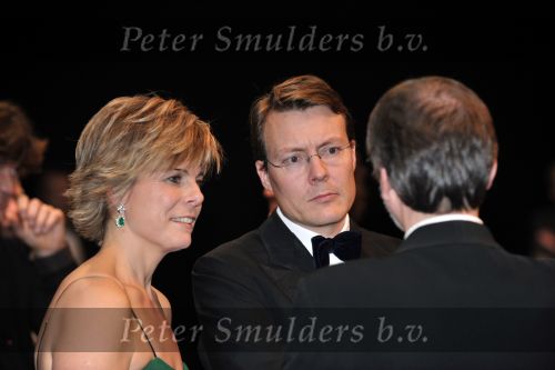 Den Haag 28 oktober 2009
Prinses Maxima Prins Willem Alexander Koningin Beatrix Prins Laurentien en Prins Constantijn bij opening Holland festival in Lucent danstheater.
Peter Smulders bv