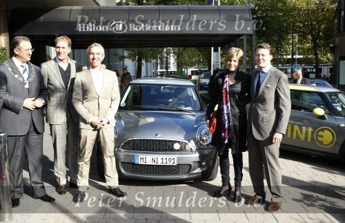 Rotterdam 28 oktober 2009
Prinses Laurentien Prins Constantijn en Prinses Irene arriveren in een electrische mini cooper bij bijeenkomst.
Peter Smulders bv