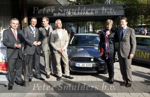 Rotterdam 28 oktober 2009
Prinses Laurentien Prins Constantijn en Prinses Irene arriveren in een electrische mini cooper bij bijeenkomst.
Peter Smulders bv