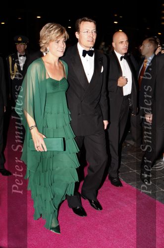 Den Haag 28 oktober 2009
Prinses Maxima Prins Willem Alexander Koningin Beatrix Prins Laurentien en Prins Constantijn bij opening Holland festival in Lucent danstheater.
Peter Smulders bv