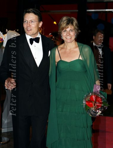 Den Haag 28 oktober 2009
Prinses Maxima Prins Willem Alexander Koningin Beatrix Prins Laurentien en Prins Constantijn bij opening Holland festival in Lucent danstheater.
Peter Smulders bv